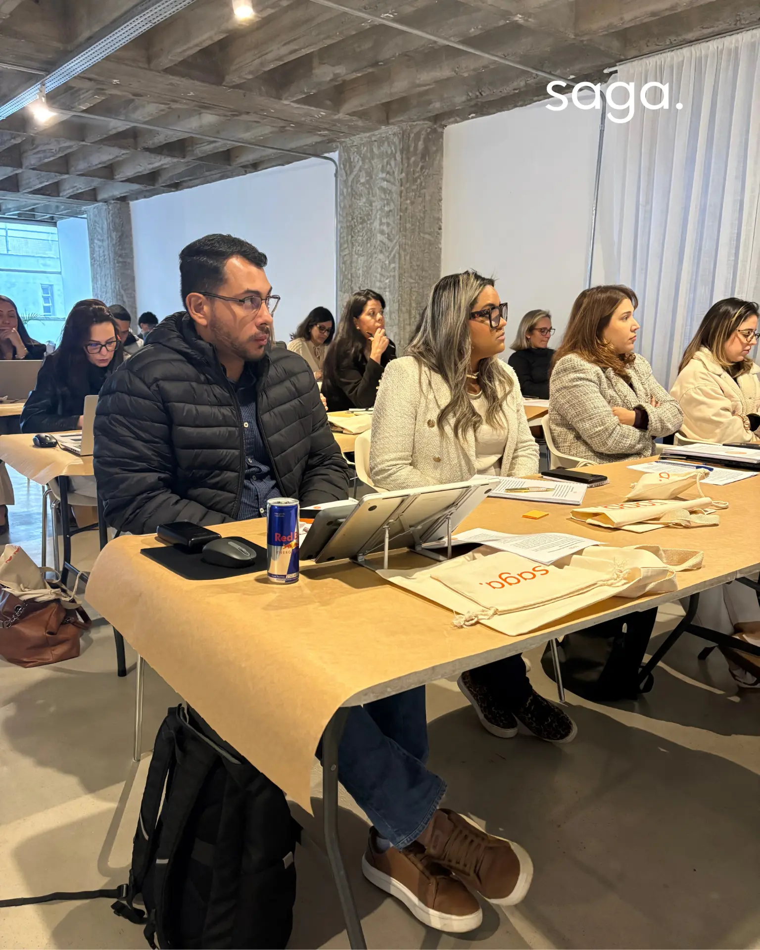 Profissionais do jurídico acompanhando uma aula do Pro Advanced em uma sala de aprendizagem da SaGa Conecta